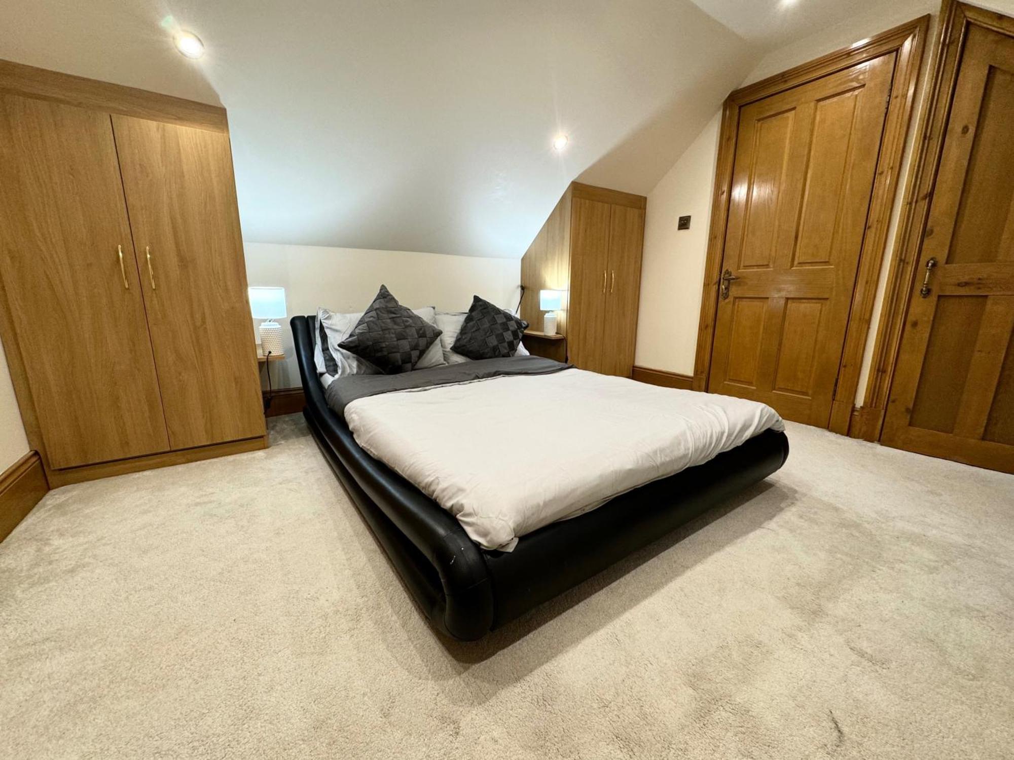 2-bed Sleeps 4 10 Mins To Centre *